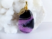Pendentif pierre agate teintée violette et noire et breloque feuille