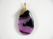 Pendentif pierre agate teintée violette et noire et breloque feuille