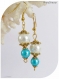 Boucles d'oreilles perles de verre nacrées bleues et blanches.