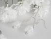 Boucles d'oreilles perles de verre transparentes et blanches.