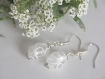 Boucles d'oreilles perles de verre transparentes et blanches.