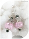 Boucles d'oreilles perles de verre roses et noires.