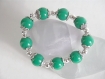 Bracelet élastique perles vertes et argentées.