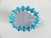 Bracelet élastique perles de verre bleues .