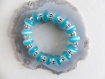 Bracelet élastique perles de verre bleues .