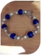 Bracelet perles bleues et blanches. fermoir toggle.