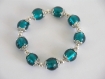 Bracelet élastique perles de verre bleues et perles argentées.