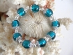 Bracelet élastique perles de verre bleues et perles argentées.