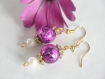 Boucles d'oreilles perles de verre roses et blanches.