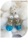 Boucles d'oreilles perles de verre bleues et blanches .