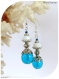 Boucles d'oreilles perles de verre bleues et blanches .
