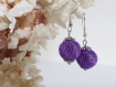 Boucles d'oreilles perles violettes filet métal .