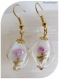 Boucles d'oreilles perles de verre blanches et roses .