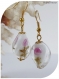 Boucles d'oreilles perles de verre blanches et roses .