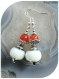 Boucles d'oreilles perles de verre blanches et oranges.