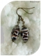 Boucles d'oreilles perles de verre marron , bronze et blanches .