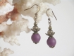 Boucles d'oreilles perles violettes et perles bronze en métal .