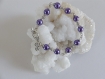 Bracelet perles de verre violettes et coupelles argentées .