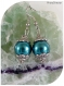 Boucles d'oreilles perles de verre vertes nacrées.