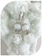 Boucles d'oreilles perles de verre blanches .