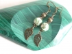 Boucles d'oreilles perles vertes kaki , breloques feuilles .
