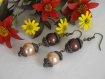 Boucles d'oreilles perles de verre champagne et perles magiques marron.