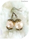 Boucles d'oreilles perles de verre nacrées champagne .