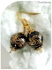 Boucles d'oreilles perles de verre noires motifs dragons dorés. .