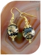 Boucles d'oreilles perles de verre noires motifs dragons dorés. .
