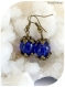 Boucles d'oreilles perles de verre bleues .