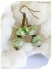 Boucles d'oreilles perles de verre couleur kaki . crochet bronze.