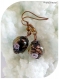 Boucles d'oreilles perles de verre noires, roses et bronze.