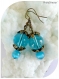 Boucles d'oreilles perles de verre bleues . crochets couleur bronze.