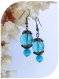 Boucles d'oreilles perles de verre bleues . crochets couleur bronze.