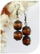 Boucles d'oreilles perles de bois marron. crochet bronze.