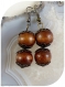 Boucles d'oreilles perles de bois marron. crochet bronze.