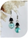 Boucles d'oreilles perles de verre blanches, vertes et noires.