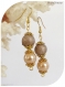 Boucles d'oreilles perles de verre pêche et résine marron.