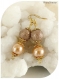 Boucles d'oreilles perles de verre pêche et résine marron.