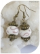 Boucles d'oreilles perles de verre blanches motifs marron .