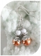 Boucles d'oreilles perles de verre oranges et blanches.