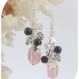 Boucles d'oreilles grappes en tourmalines roses et perles de verre noires.