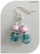Boucles d'oreilles perles de verre bleues et roses.