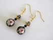 Boucles d'oreilles en perles métal noires, roses et vertes , cristal swarovski noir , crochets dorés.