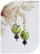 Boucles d'oreilles perles de verre vertes, blanches et noires .