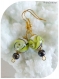 Boucles d'oreilles perles de verre vertes, blanches et noires .