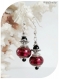 Boucles d'oreilles perles de verre rouges et noires , crochets argentés.