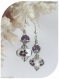 Boucles d'oreilles perles de verre blanches motifs fleurs couleur lie de vin . crochets argentés.