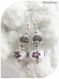 Boucles d'oreilles perles de verre blanches motifs fleurs couleur lie de vin . crochets argentés.