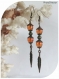 Boucles d'oreilles perles de verre oranges et breloques plumes . crochets couleur cuivre